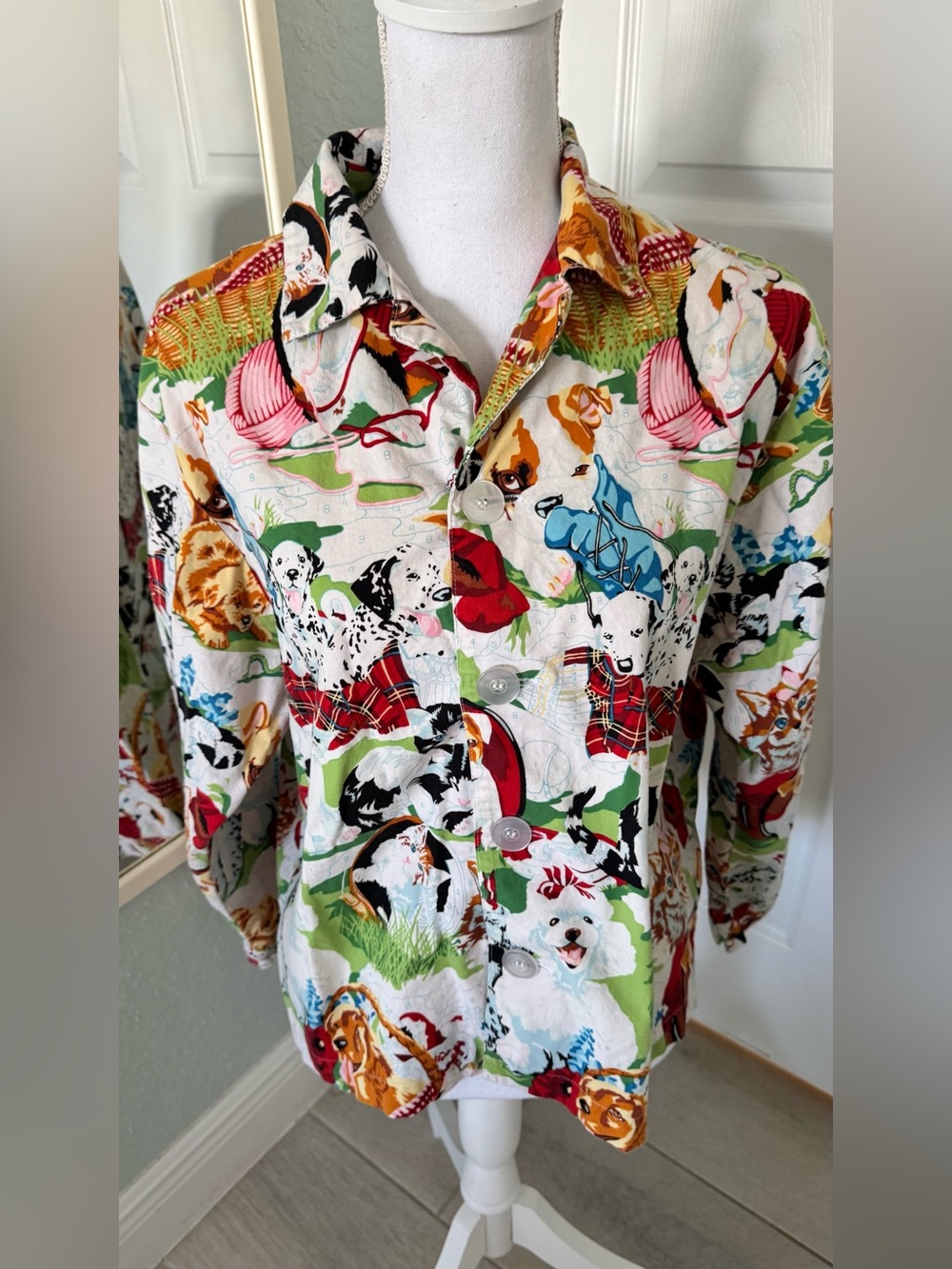 The Cat’s Pajamas Cats Dogs Novelty Print Pajama Top Shirt Small